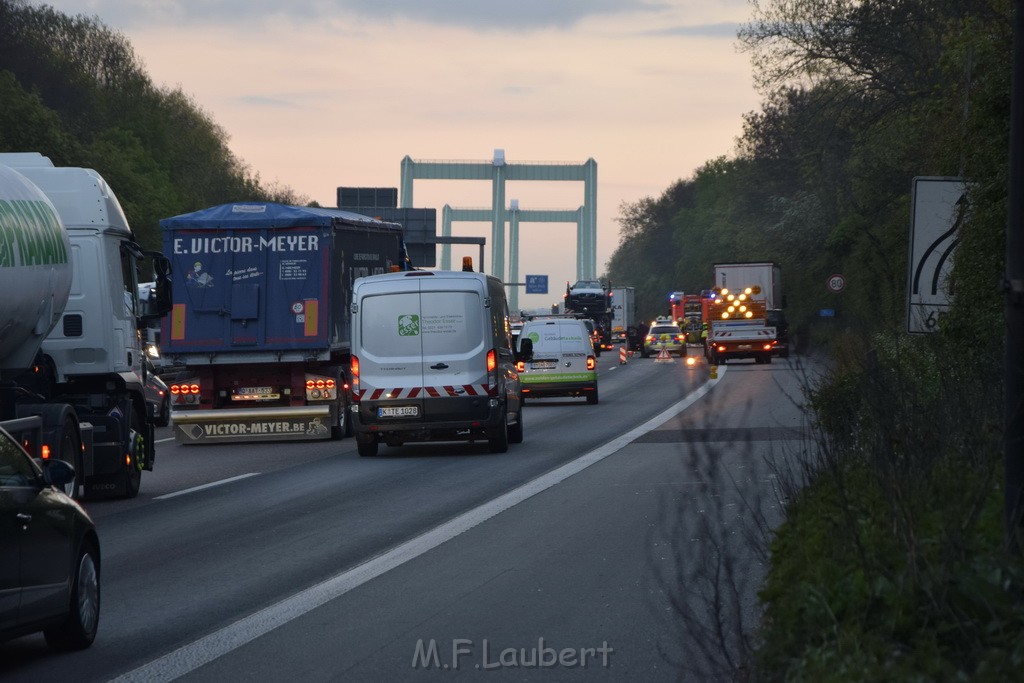 A 4 Rich Olpe vor Rodenkirchener Bruecke Heizoel LKW verliert Heizoel P31.JPG - Miklos Laubert